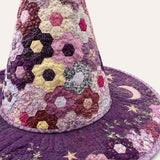 Handgemaakte gewatteerde heksenhoed – Hexagonaal patchwork met sterrenmotieven