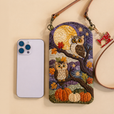Pochette matelassée pour téléphone – Hibou dans le verger de citrouilles au clair de lune