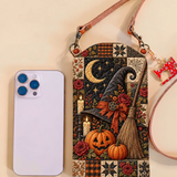 Pochette matelassée pour téléphone – Balai de sorcière dans le champ de citrouilles