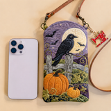 Sac bandoulière matelassé pour téléphone – Corbeau et lune au-dessus du champ de citrouilles