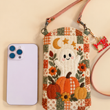 Pochette matelassée pour téléphone – Petit fantôme dans le champ de citrouilles